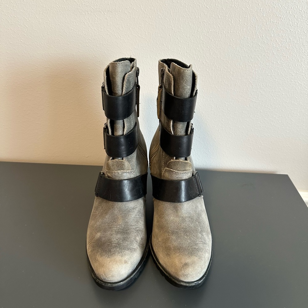 Sorel mid calf Stylish and Gray Women's Boots